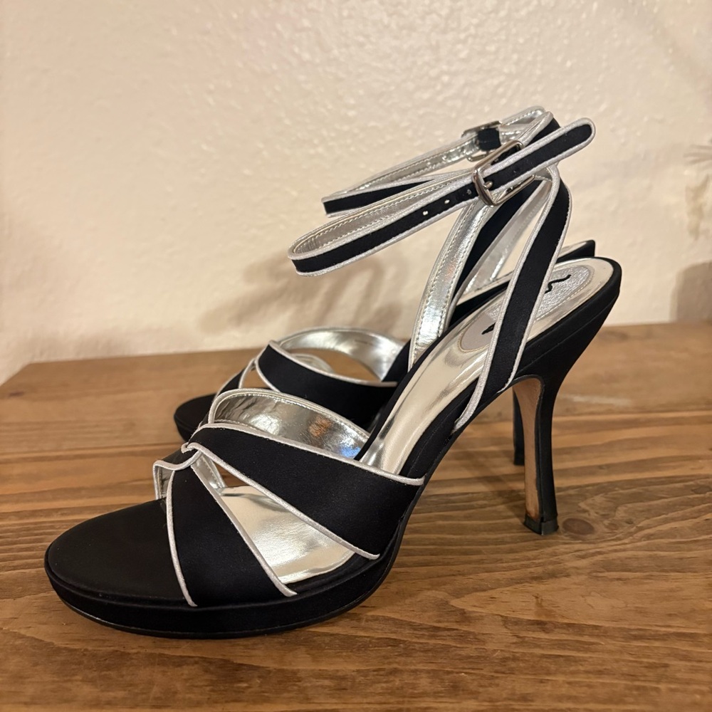 Nina Strappy High Heels Black and White Size 7